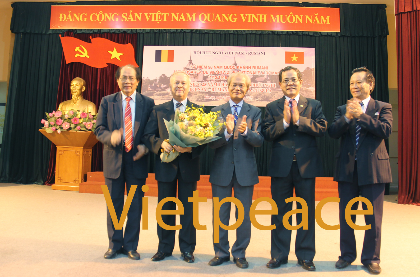 Ban Chấp hành Hội tặng hoa Đại sứ Rumani tại Việt Nam